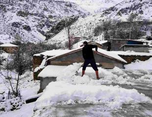 Heavy snowfall cripples life in country