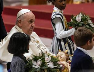 Pope kicks off Christmas celebrations in shadow of war