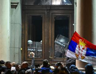 Opposition supporters try to storm Belgrade city hall