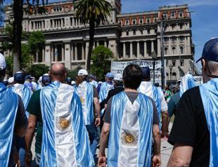 Argentinas main union calls strike over Milei reforms
