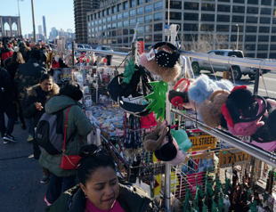Souvenir sellers flood Brooklyn Bridge