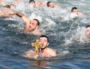 Istanbul’s orthodox church holds traditional cross retrieval ceremony