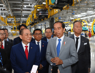 Indonesias president visits Vietnams EV maker Vinfast