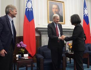 Taiwans Tsai meets US delegation after crucial vote