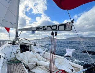 Athletic team breaks Türkiye tour sailing record using wind power