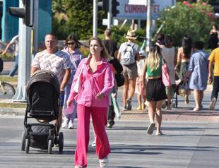 Foreigners with residence permits in Türkiye drop by over 247,000