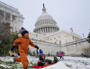 US lawmakers avert damaging government shutdown