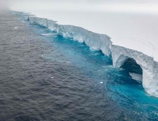 Worlds biggest iceberg battered by waves as it heads north