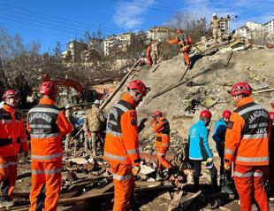 Quake team established in risky city