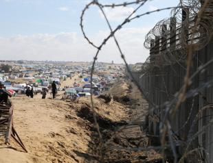 Civilians trapped by fighting in Gazas south, Hague decision looms