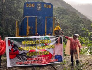 Machu Picchu protesters block tourist train tracks