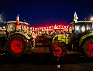 Farmers vow Paris siege in pay, conditions battle