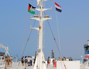 Yemens Huthi rebels open seized cargo ship to sightseers