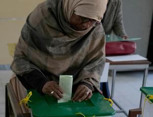 Pakistan suspends mobile service as citizens vote