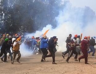 Police use tear gas against Indian farmers marching to New Delhi to demand guaranteed crop prices