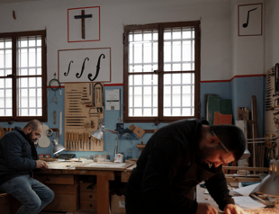 Migrant boat scraps transform into musical tribute at Italy’s opera