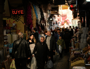 Retail sales growth slows, data show