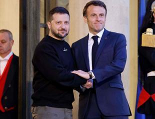 Zelensky in Berlin, Paris for security pacts