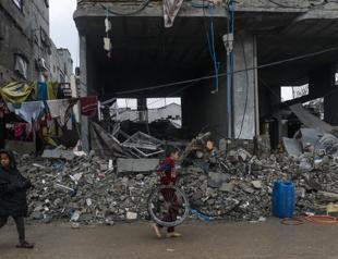 Israel strikes Gazas Rafah as truce talks under way