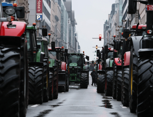 Tractor protests threaten EUs green farming policies