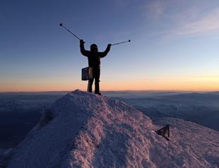 Two mountaineers defy winter weather to scale Mount Ağrı peak