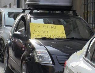 Frustrated drivers protest repetitive traffic fines on Istanbul street