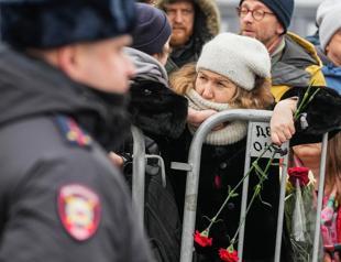 Hundreds arrive for Navalny funeral despite Kremlin warning