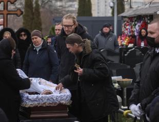 Navalny buried in Moscow amid thousands of defiant mourners