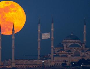 Mosques in Istanbul prepare for Ramadan with traditional Mahya illuminations