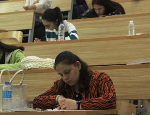 Over 3 mln apply for university entrance exams