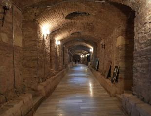 Istanbuls Rumeli Han draws visitors with enigmatic tunnel