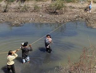 Supreme Court lifts hold on contentious Texas immigration law