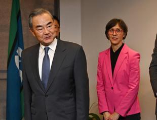 Chinas top diplomat meets Australian ex-PM for controversial sit-do