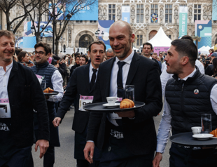 Paris race celebrates servers