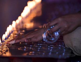 Pakistans delicate Eid bangles go from furnace to forearms