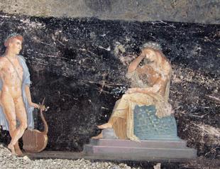 Banquet hall frescoes unearthed in Pompeii