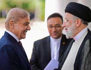 Irans president in Pakistan to mend ties after January strikes