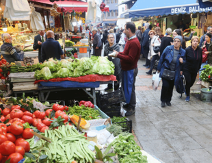 Central Bank holds key interest rate steady at 50 percent