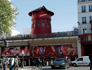 Blades of Paris landmark Moulin Rouge windmill collapse