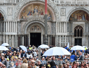 Pope holds mass in Venices St Marks