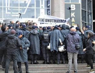 Acquittal sought for officers in bar association head killing case