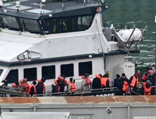 UK confirms first migrants held for Rwanda deportation flights