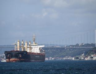 Heavy ship traffic chokes straits with air pollution
