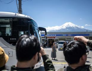 Japans Mount Fuji barrier delayed