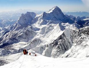 Nepal court orders limit on Everest climbing permits