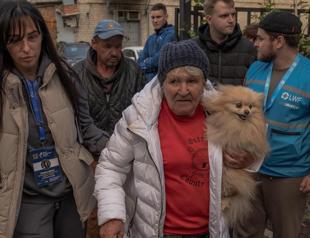 Thousands evacuated as Russia pounds Ukraine border town