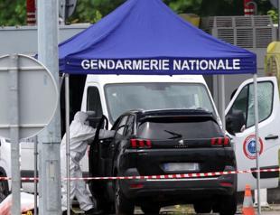 Massive manhunt after French prison officers killed, inmate escapes in ambush