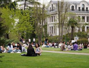 Over 50 pct of Turkish youth express happiness: Data