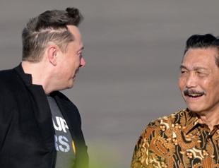 Tycoon Musk touches down in Bali for Starlink launch