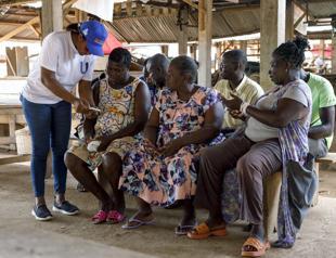 Companies trying to attract more smartphone users in Africa